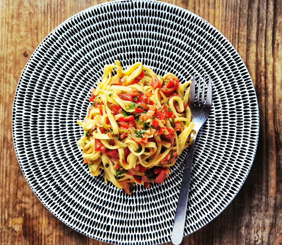 f_gilbey's tweet image. Light summer pasta of chopped fresh sun-ripened tomatoes, garlic, parsley &amp;amp; olive oil....&amp;amp; a sprinkle of parmesan cheese...buon appetito! #quickandeasy #summerpasta #italianfood #mediterraneandiet #easypasta #hotsummer #plantbasedfood #italiansummer #freshtomatoes