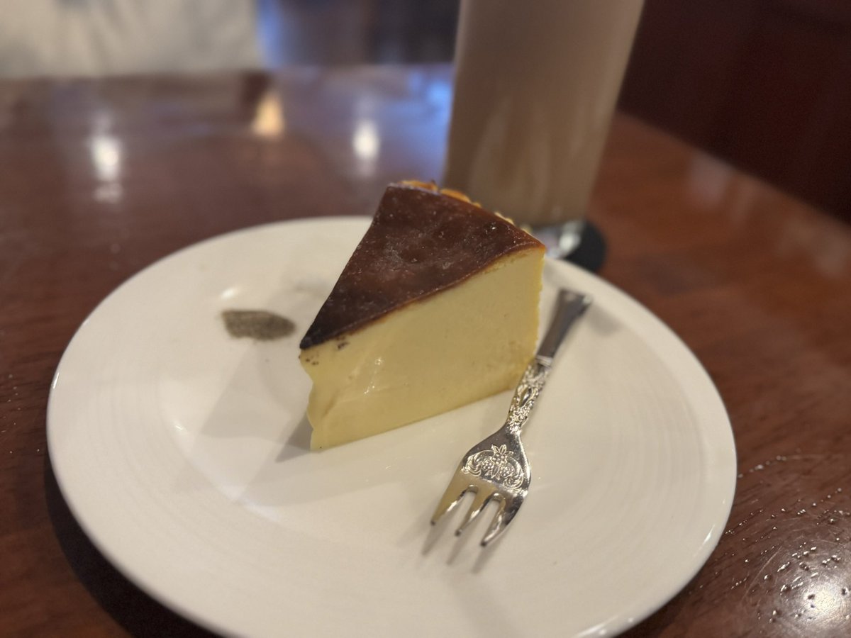 この前食べたバスクチーズケーキ🧀
チーズケーキに塩胡椒かけるというのが新感覚でとても美味しかった🧂