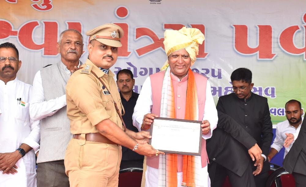 collectorvalsad's tweet photo. આજ રોજ વલસાડ તાલુકાના એ.પી.એમ.સી. માર્કેટ ધમડાચી ખાતે જીલ્લા કક્ષાના  ૭૯ માં સ્વતંત્રતા દિવસની ઉજવણી અંતર્ગત વર્ષ દરમિયાન જુદા જુદા ક્ષેત્રમાં ઉત્કૃષ્ઠ સેવા બજવનાર/કામગીરી કરનાર અધિકારીશ્રી/કર્મચારીઓ/વ્યકિતઓને સન્માનિત કરવામાં આવ્યા. https://t.co/yQhAx6hmrf
