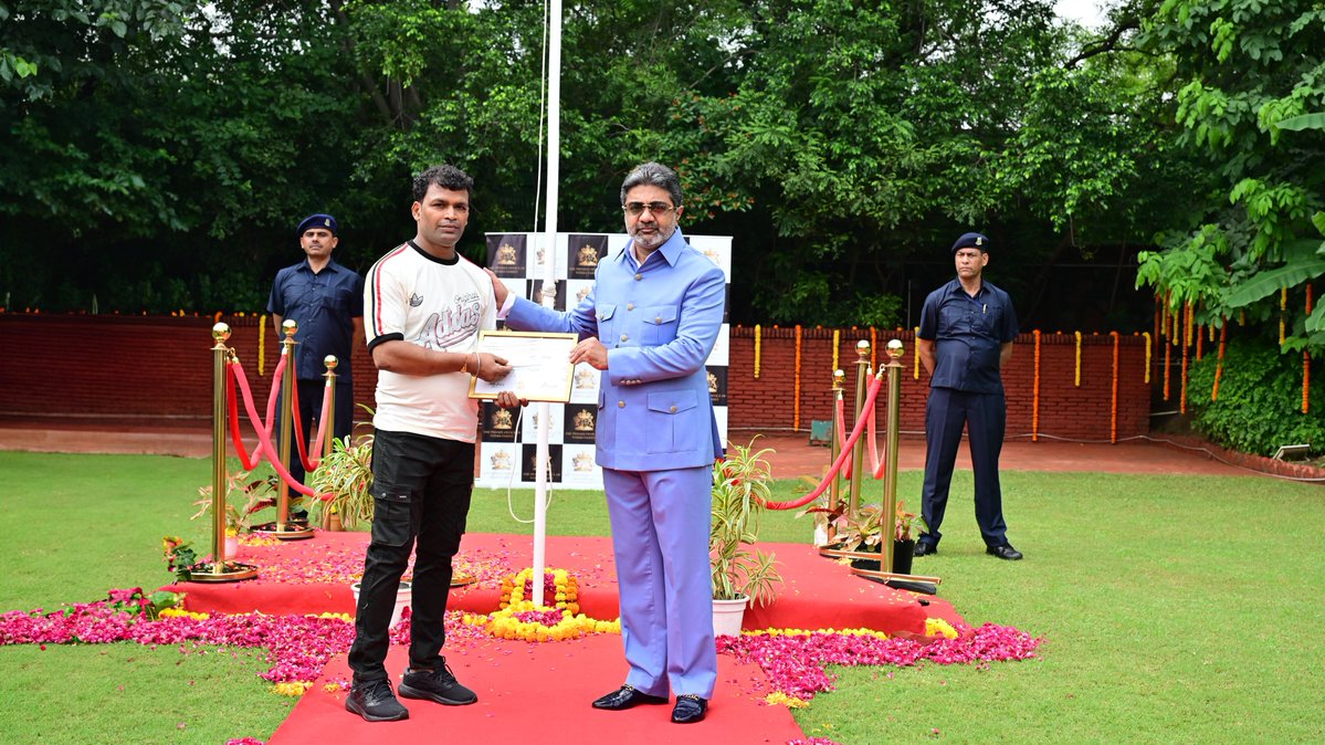 Aditeshwar Verma (@aditeshwarverma) on Twitter photo August 15, 2025: On the 79th Independence Day, Dr. Abhishek Verma, Chief National Coordinator ShivSena (NDA), honoured employees of his industrial organization for their outstanding performance.
Jai Hind!
79рд╡реЗрдВ рд╕реНрд╡рддрдВрддреНрд░рддрд╛ рджрд┐рд╡рд╕ рдкрд░ рд╢рд┐рд╡рд╕реЗрдирд╛ (рдПрдирдбреАрдП) рдХреЗ рдореБрдЦреНрдп рд░рд╛рд╖реНрдЯреНрд░реАрдп рд╕рдордиреНрд╡рдпрдХ рдбреЙ. August 15, 2025: On the 79th Independence Day, Dr. Abhishek Verma, Chief National Coordinator ShivSena (NDA), honoured employees of his industrial organization for their outstanding performance.
Jai Hind!
79рд╡реЗрдВ рд╕реНрд╡рддрдВрддреНрд░рддрд╛ рджрд┐рд╡рд╕ рдкрд░ рд╢рд┐рд╡рд╕реЗрдирд╛ (рдПрдирдбреАрдП) рдХреЗ рдореБрдЦреНрдп рд░рд╛рд╖реНрдЯреНрд░реАрдп рд╕рдордиреНрд╡рдпрдХ рдбреЙ.