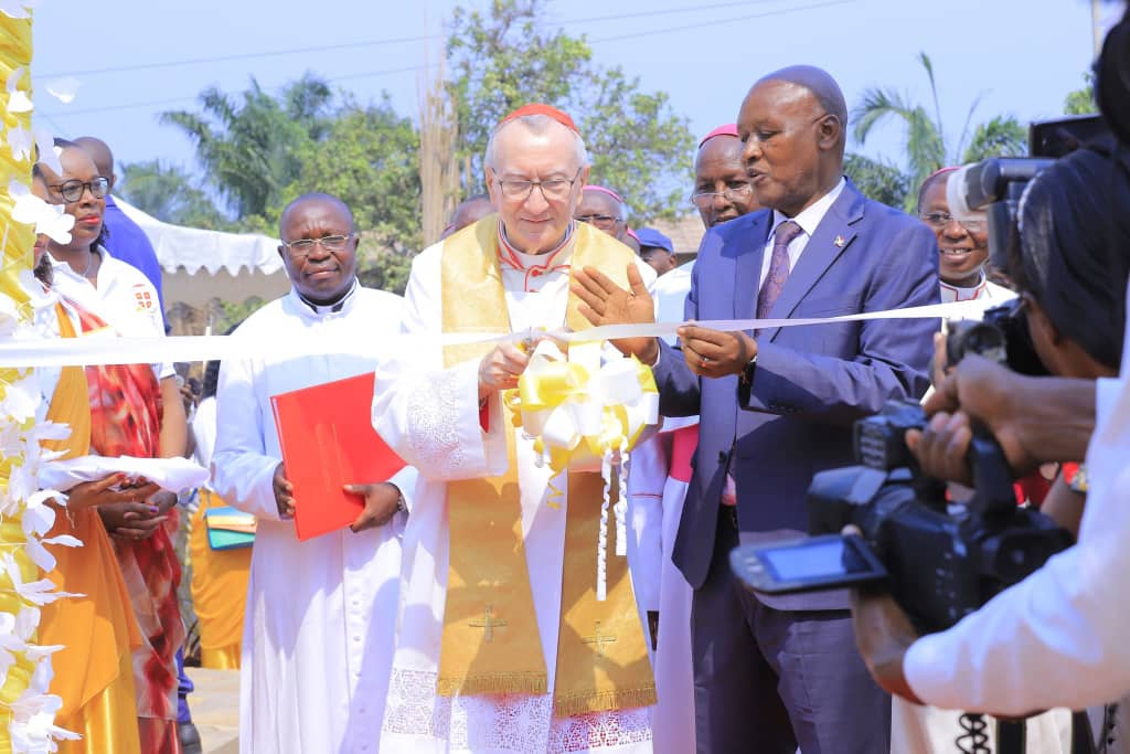 #Burundi: La première pierre a été posé  pour la construction du Centre de #santé de #Minago en commune Rumonge par le Cardinal Pietro Parolin, Secrétaire général du pape, ce 14/08. Ce centre de santé restera le mémoire de Mgr Michel Courtney, assassiné en zone Minago en 2003. "