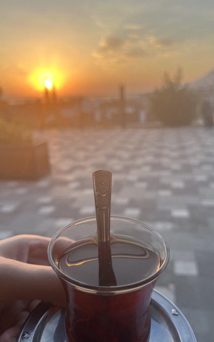 bushragll's tweet photo. Ay yıldızlı çay kaşığına bakıp bakıp memleket meselelerine dertleniyoruz. https://t.co/TYLAmXIRsn