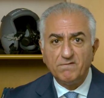 رستم به اسفندیار که به سودای شاهی به جنگ آمده‌ بود، پیشنهاد می‌کند‌ که به جای نبرد تن به تن لشکریان آن‌ها با هم بجنگند
چنین پاسخ آوردش اسفندیار
که چندین چه گویی چنین نابکار
مبادا چنین هرگز آیینِ من
سزا نیست این کار در دینِ من
که ایرانیان را به کشتن دهم
خود اندر جهان تاج بر سر نهم