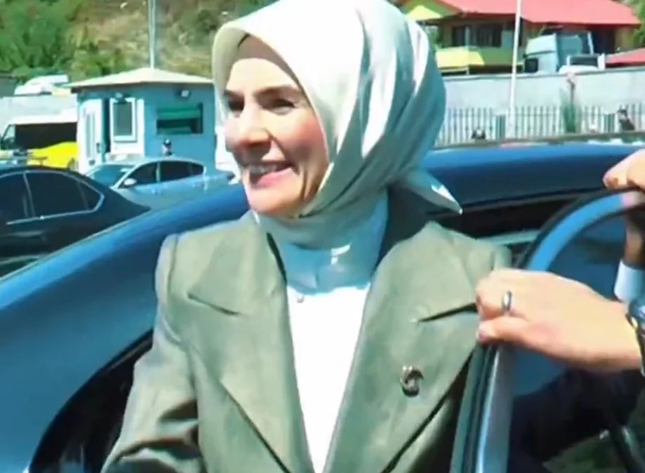 solcugazete60's tweet photo. Aile Bakanı Mahinur Göktaş, “yerli ve milli” TOGG makam aracını masaj özelliği de bulunan Mercedes E Serisi bir araçla değiştirdi.

(Sözcü - Deniz Ayhan) https://t.co/ezPca4L21p