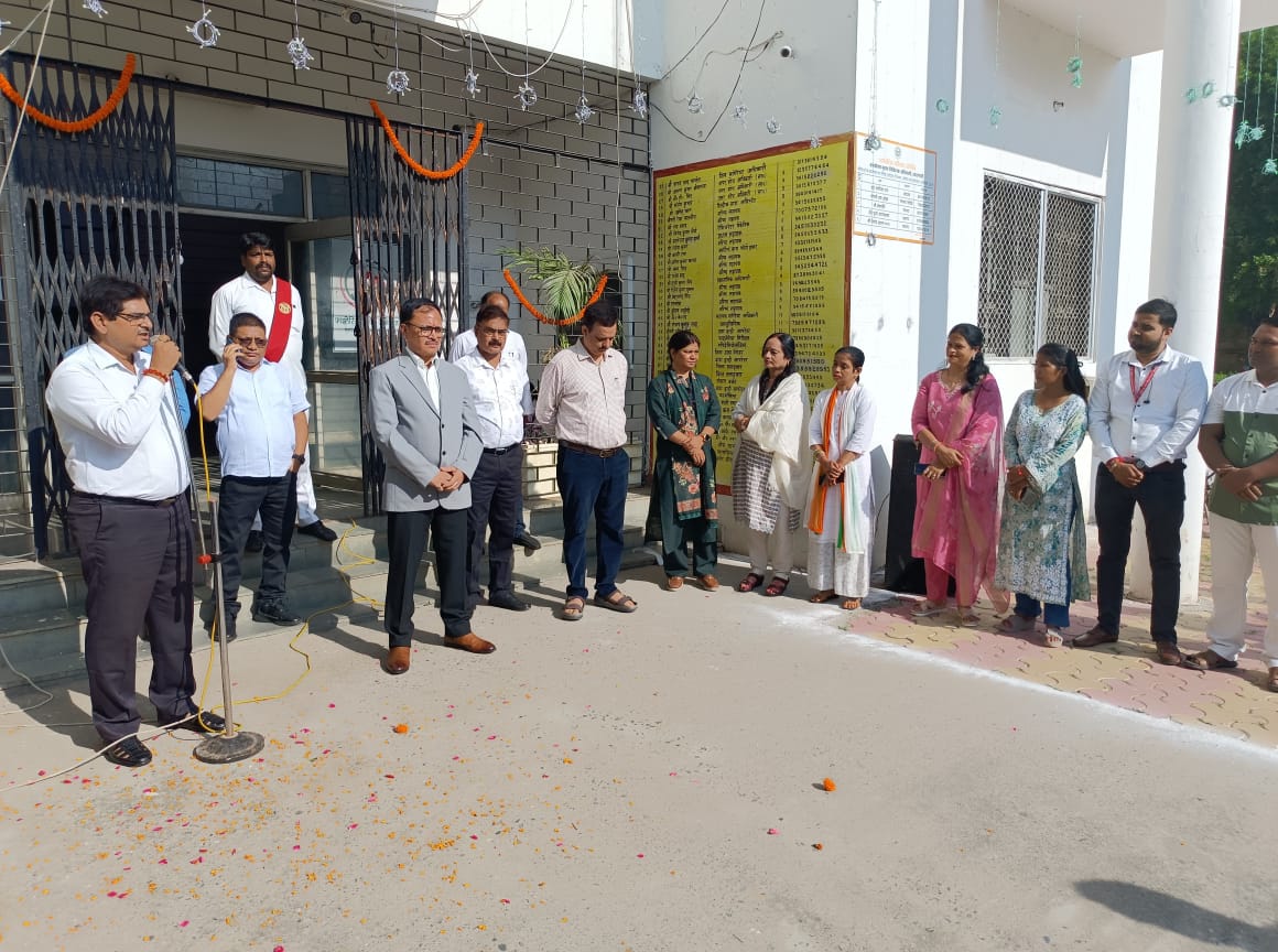 79वें स्वतंत्रता दिवस के अवसर पर मुख्य चिकित्सा अधिकारी वाराणसी द्वारा कार्यालय मे  ध्वजारोहण किया।