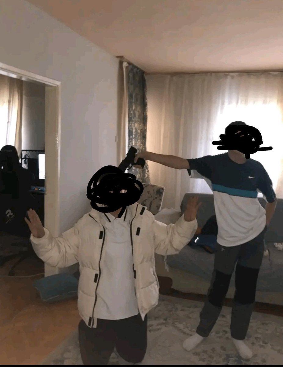 Mehmet6P's tweet image. Artık Tik Tok&apos;ta paylaşmak için cinayet işlenen bir döneme girdik😡
Bu sorunlar şu ya da bu sebeple daha ne kadar görmezden gelinecek?
#Gündem #Şiddet
Ankara&apos;da bir cinayet daha işlendi...