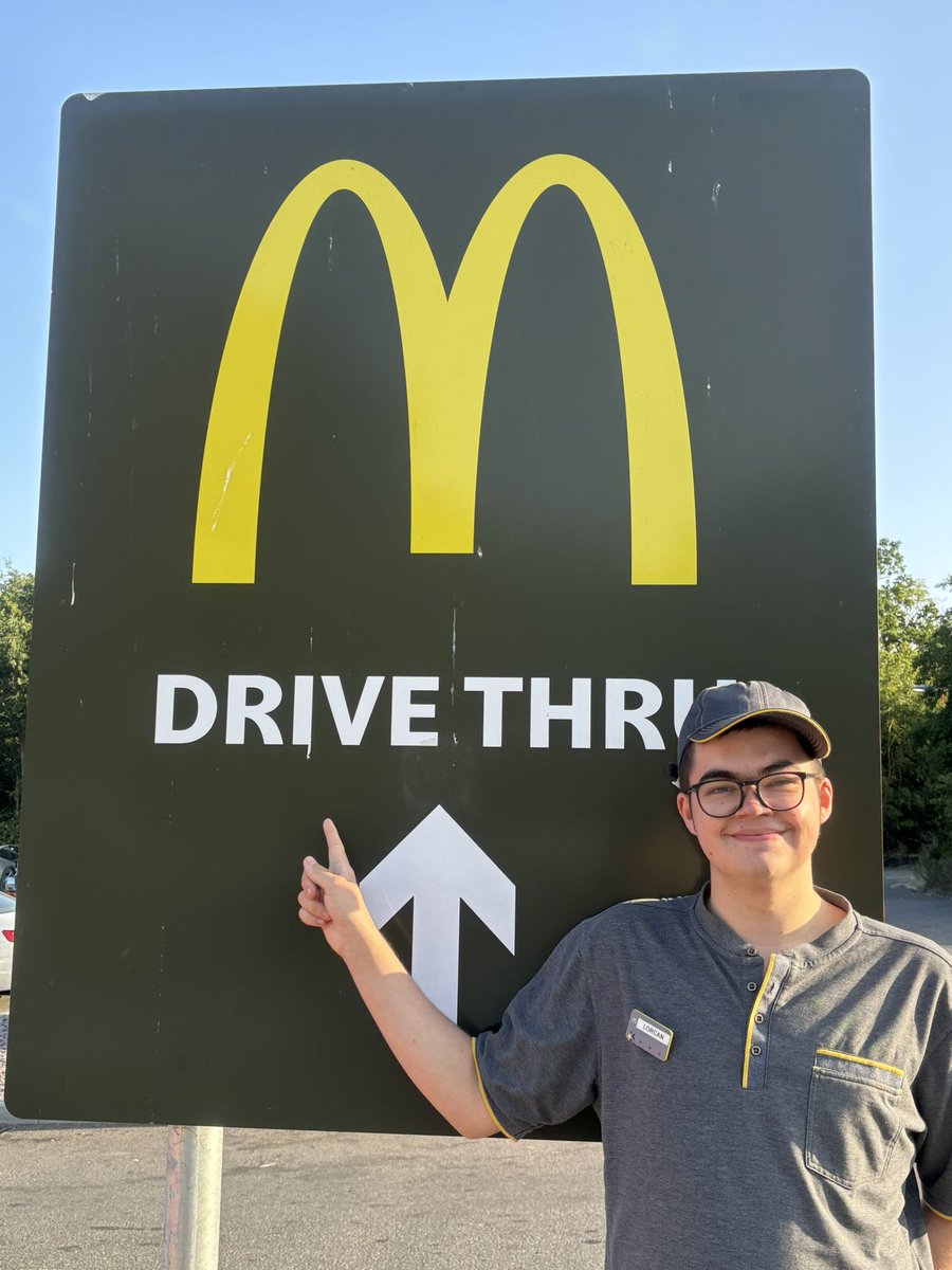 WaterlooSunset's tweet image. After all the excitement of #ALevelResults &amp;amp; #GoingToCambridge yesterday - In the inimitable words of #SoulToSoul - It’s ‘Back to Life, Back to Reality’ for @LorcanBonser bright &amp;amp; early for a day long shift @McDonaldsUK @Roadchef M20 Services, Maidstone, Kent #SummerJob #StayReal