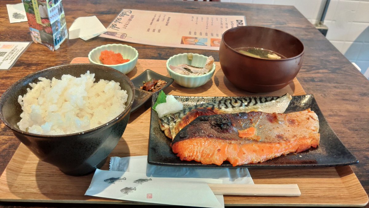 syohki's tweet photo. 昨日はご近所さん達とツーリングで #舞鶴 の #BLUEDININGAITSURA さんにお昼を食べに行って来ました😊 https://t.co/1HI7NQH54b
以前京都の #SAKEspring にも出店されていた干物屋さんのお店で懐かしく思い来店。
ここの魚は骨が無いので全部食べられます😋
唯一の難点は日本酒が欲しくなる事かな😅 https://t.co/k4UqMqwxD7