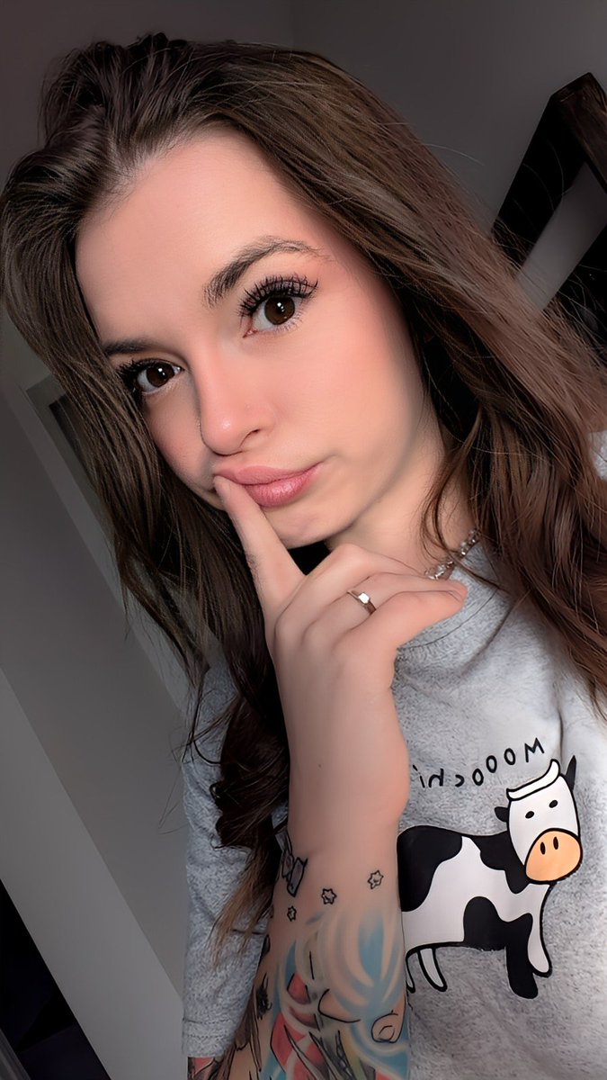 Goodnight everyone! 
Today was a very weird day, but ended being amazing as we have over 25 people in the discord at one point watching me make a mug for a giveaway. 😭♥️
Have the best dreams everyone and I'll Ee you all in the morning💫