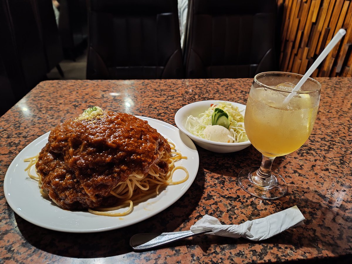 開店待ちからのデュエット♪(o^0^)o♪
愛媛松山と言えば、やはりこの味🍝
大盛りは裏メニューになってました(笑)
1,600円‼️昔の約倍だな(´-ω-)ｳﾑ
お供はハニーレモンスカッシュ❤️
でわ、1kg大盛りチャレンジ👏
これが食べれんなったら初老だな🤣
勝負でい🔥🔥