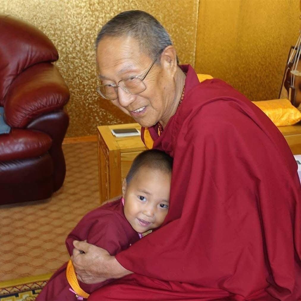 Төрийн соёрхолт Хурд хамтлаг Отгонбаяр

Би хүмүүний заяанд ирээд нэгэн сайхан багштай билээ🙏нас нь ч өндөр боллоо доо 🌞Монголдоо морилоод удаагүй Монголд анх морилсоноос хойш 30 жил болж өөрийн байгуулсан санаачлагаар байгуулсан Асралт төвөөрөө дамжуулж олон нялх хүүхэд , өрх