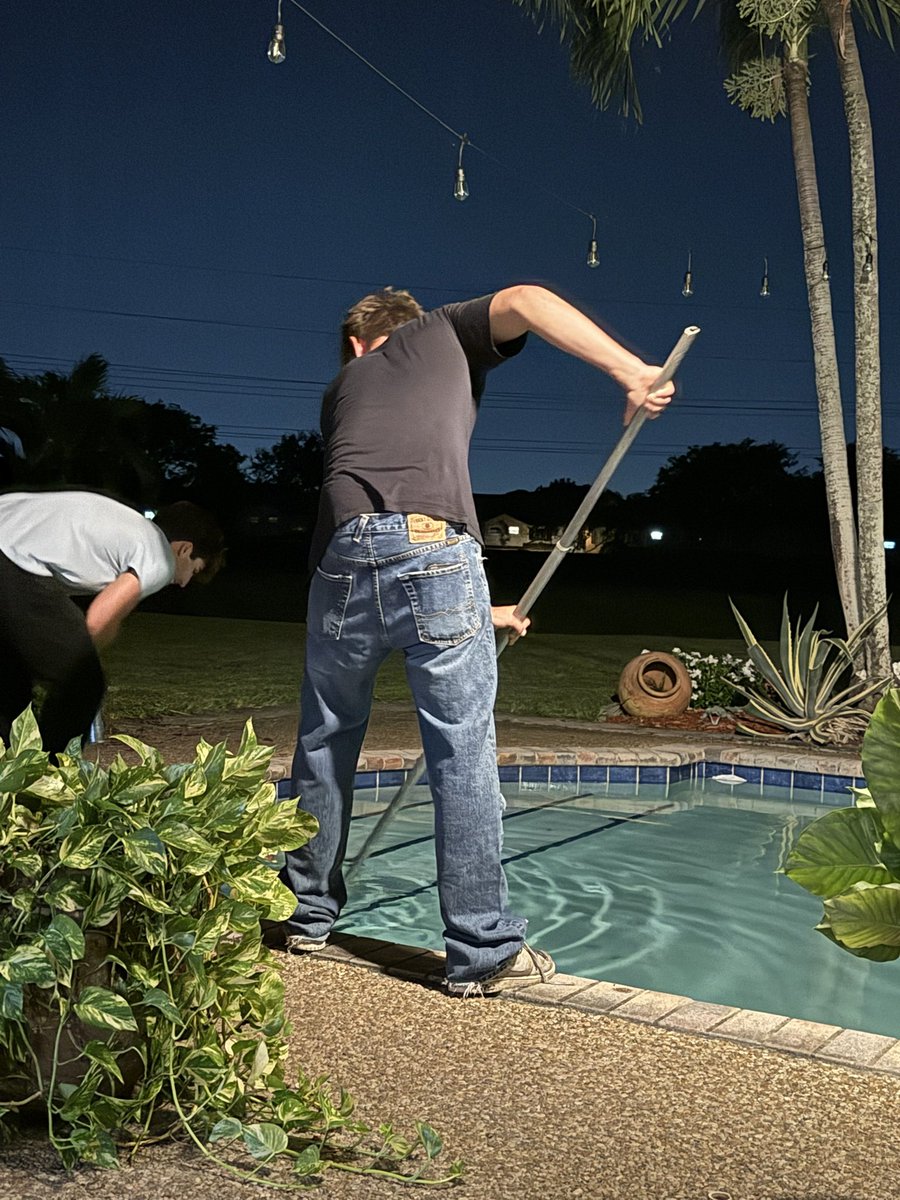 Bernie “Stiff Hips” Sanders tweet media