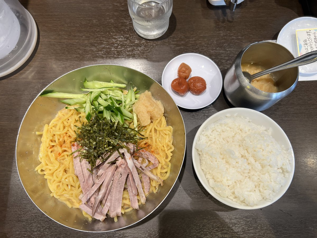 ILoveANAandASDF's tweet photo. コンビニで昼食
最近はやってない
弁当とサラダにお茶買ったら
すぐに1000円越え😱

ちょい時間早めて11時までに
松屋で朝定とかワンコインだし

1000円出せば普通に食べられるよね

今日は、まもなく終了するであろう
来来亭の冷麺大盛り
ランチ時間はライス小付き
税込1060円 https://t.co/PHQTq52TTG