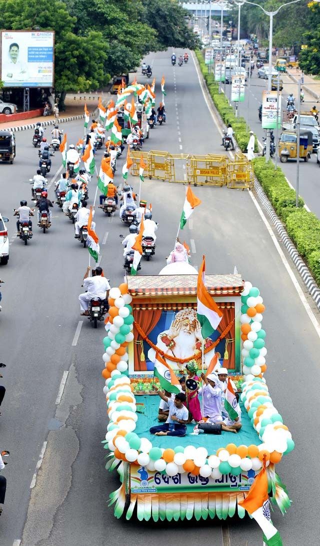 Asharamjiashram's tweet photo. Happy Independence Day 🇮🇳
देशभक्ति की भावना से ओत-प्रोत होकर, Sant Shri Asharamji Bapu की पावन प्रेरणा से Yuva Sewa Sangh 15 अगस्त को पूरे देश में #DeshBhaktiYatra आयोजित करते हैं।
ये रैलियां एकता व राष्ट्रीय अखंडता की अलख जगाती हैं व जन-जन के मन में देशभक्ति का भाव भरती हैं। https://t.co/yO23dRa19I