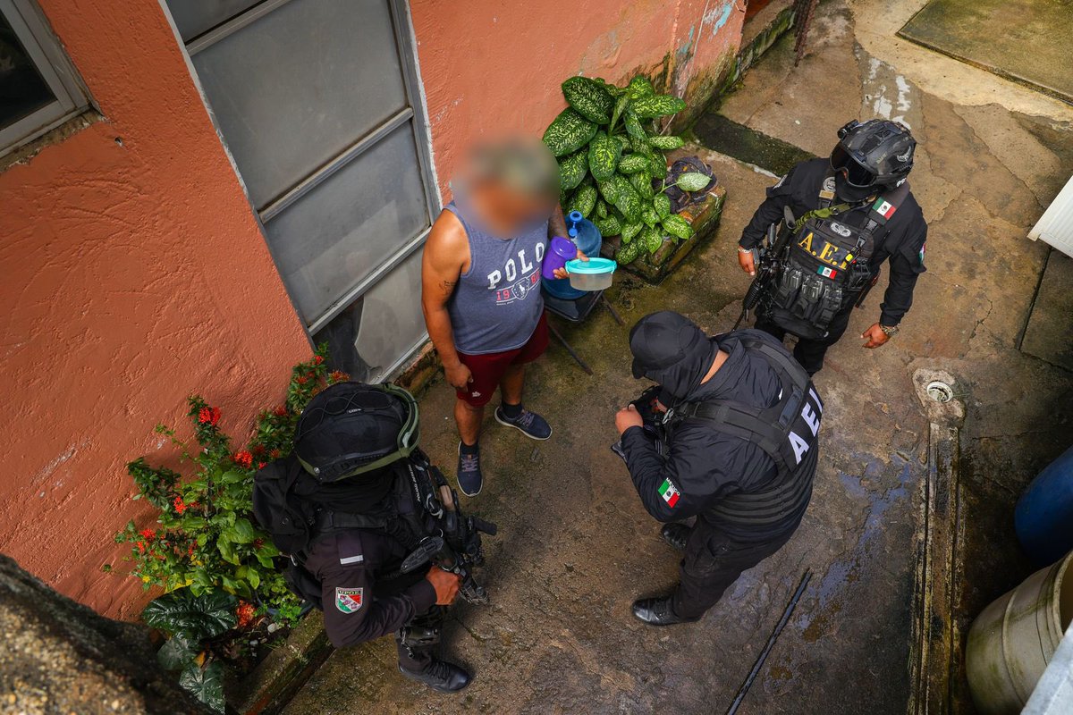 GobOax's tweet photo. Con el objetivo de fortalecer la paz territorial en las ocho regiones, la @FISCALIA_GobOax, en coordinación con la #SEGO, e instituciones de seguridad y defensa estatales y federales, implementó la Operación Sable en Putla Villa de Guerrero. 

Como resultado de esta acción, se logró tomar el control de la seguridad municipal, se detuvo a cuatro policías locales y se aseguraron armas irregulares en la comandancia. Asimismo, se recuperó el Centro de Control y Comando C2, que ahora opera bajo la supervisión del Gobierno del Estado, a través del sistema C4.

Estas acciones reflejan el compromiso firme del Gobierno de Oaxaca con la legalidad, la gobernabilidad y la protección de las comunidades. La paz territorial no es solo un objetivo: es una responsabilidad que se ejerce con decisión y coordinación.