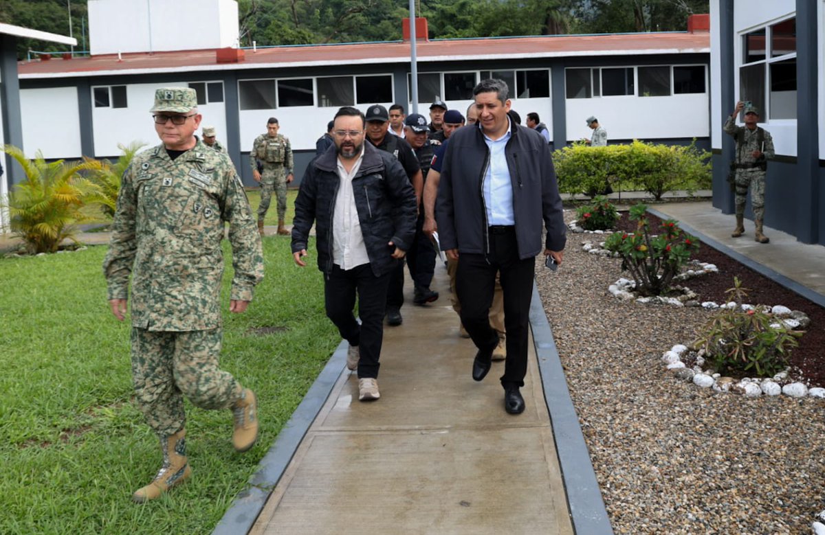 GobOax's tweet photo. Con el objetivo de fortalecer la paz territorial en las ocho regiones, la @FISCALIA_GobOax, en coordinación con la #SEGO, e instituciones de seguridad y defensa estatales y federales, implementó la Operación Sable en Putla Villa de Guerrero. 

Como resultado de esta acción, se logró tomar el control de la seguridad municipal, se detuvo a cuatro policías locales y se aseguraron armas irregulares en la comandancia. Asimismo, se recuperó el Centro de Control y Comando C2, que ahora opera bajo la supervisión del Gobierno del Estado, a través del sistema C4.

Estas acciones reflejan el compromiso firme del Gobierno de Oaxaca con la legalidad, la gobernabilidad y la protección de las comunidades. La paz territorial no es solo un objetivo: es una responsabilidad que se ejerce con decisión y coordinación.