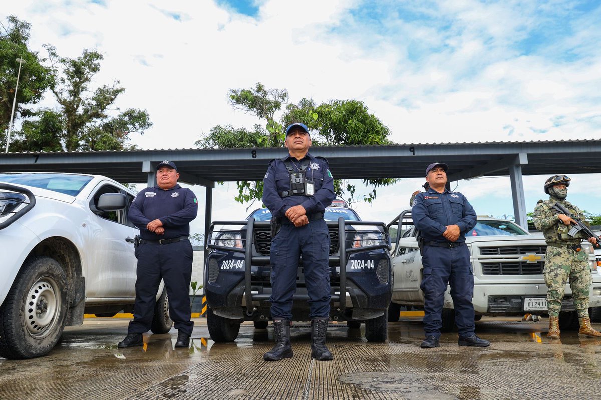 GobOax's tweet photo. Con el objetivo de fortalecer la paz territorial en las ocho regiones, la @FISCALIA_GobOax, en coordinación con la #SEGO, e instituciones de seguridad y defensa estatales y federales, implementó la Operación Sable en Putla Villa de Guerrero. 

Como resultado de esta acción, se logró tomar el control de la seguridad municipal, se detuvo a cuatro policías locales y se aseguraron armas irregulares en la comandancia. Asimismo, se recuperó el Centro de Control y Comando C2, que ahora opera bajo la supervisión del Gobierno del Estado, a través del sistema C4.

Estas acciones reflejan el compromiso firme del Gobierno de Oaxaca con la legalidad, la gobernabilidad y la protección de las comunidades. La paz territorial no es solo un objetivo: es una responsabilidad que se ejerce con decisión y coordinación.