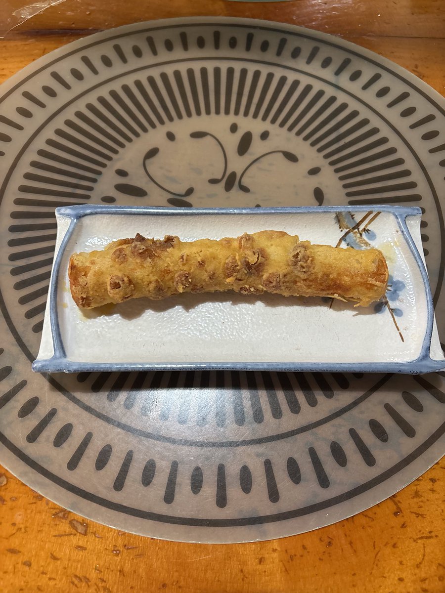 天童市【麺屋居間人】至幸の肉中華そば＋ちくわ天。
醤油ベースのあっさりスープに、少量の背脂がいいアクセント。
麺は中太ストレートで食べやすい柔らかさ。
名前の通り、食べると幸せな気分になる一杯でした🤣