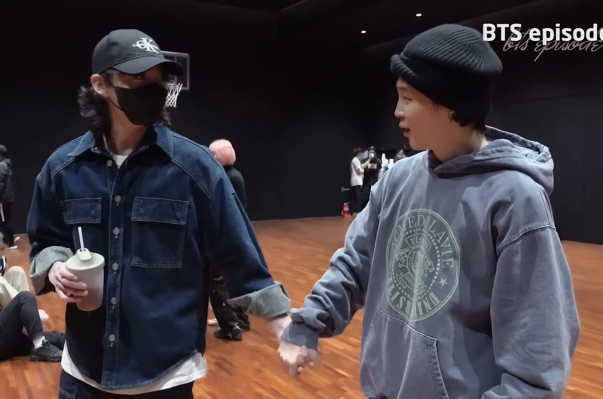 ジミンさんの応援に来てくれたこの日のグクくんのデニムセットアップは