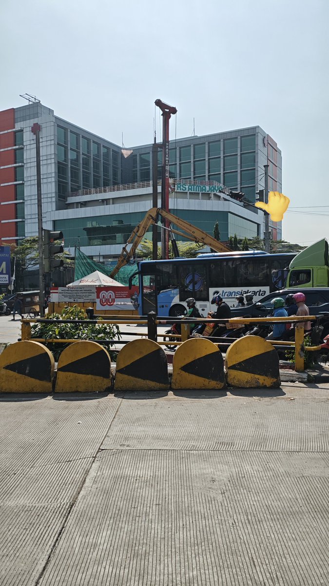 Kumat nih bisnya, tadi saya mau nyebrang ketutup jalannya <a href="/PT_Transjakarta/">Transportasi Jakarta</a> 

Beliau ngelewatin lampu lalu lintas