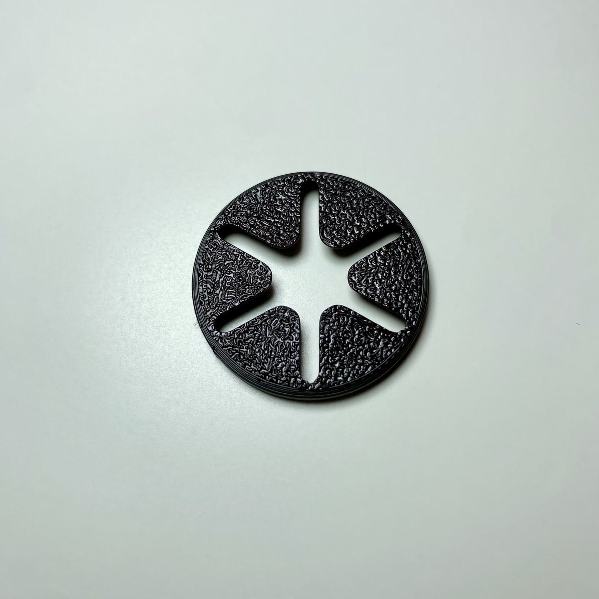 coralaquatic's tweet photo. @hositutu 今テストしているのがこの星形ツメ付きのフラグベースです。
8.5〜12ミリまで差し込めて、しかもガッチリ固定できる仕組みになってます！ https://t.co/sEmfYfewgJ