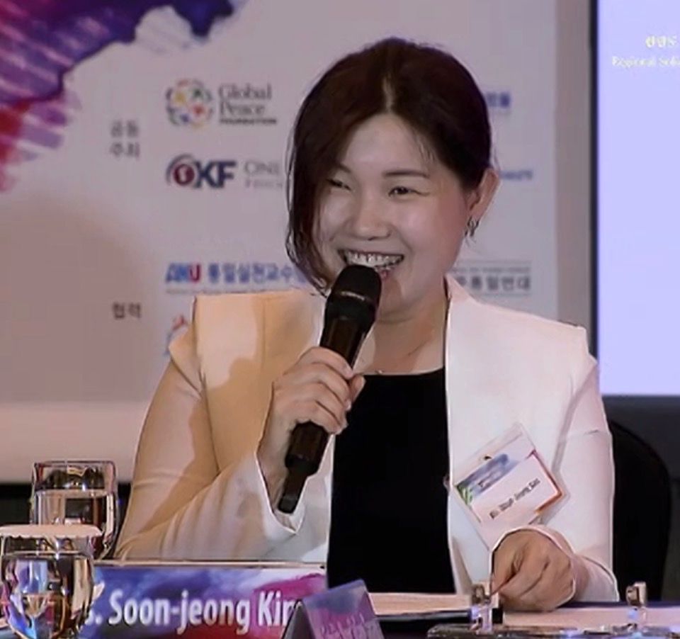 “La paz comienza en el hogar. Comienza con el amor incondicional que damos y con los valores que transmitimos a la próxima generación.”

— Soon-jeong Kim, Presidenta de <a href="/GlobalPeaceWInt/">Global Peace Women</a> en Corea.

#Korea80 #KoreanDream #OneDreamOneKorea #GlobalPeace