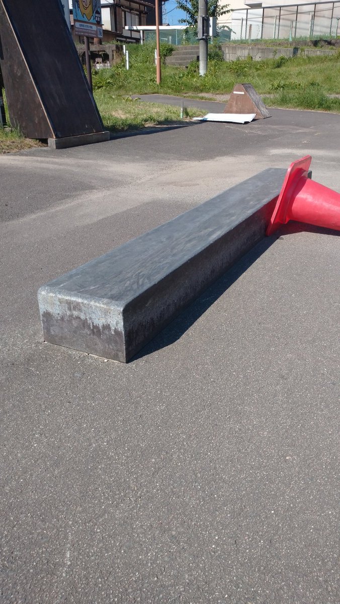 こじんまりしたローカルパークだけど、ここは御影石のセクションが充実してる◎