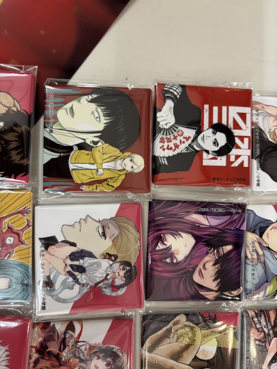 FK0lPovNxqbaPSV's tweet photo. マンガワン10周年記念展が渋谷ヒカリエで始まりました。裏バイトもこういうの売ってたりとか。是非見に来てね！ https://t.co/Qzn2UFkohk