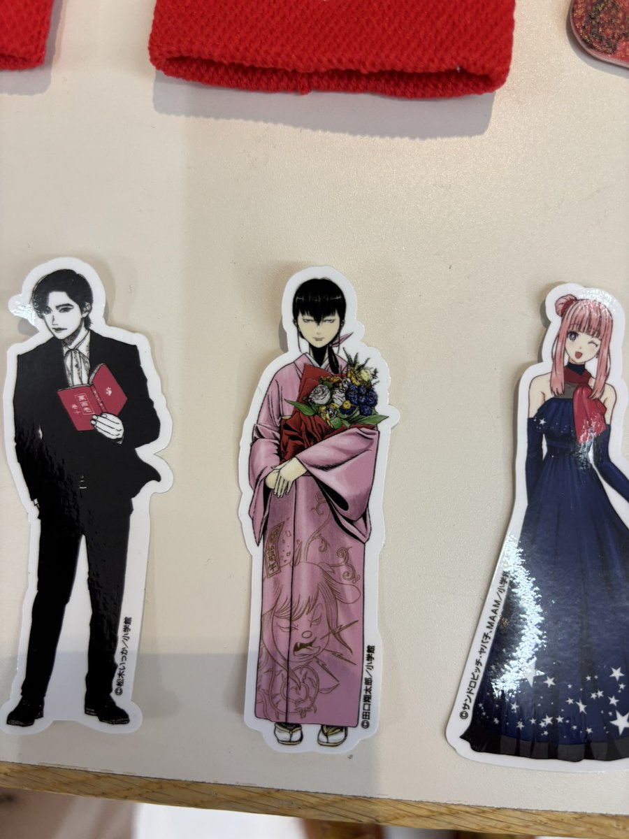 FK0lPovNxqbaPSV's tweet photo. マンガワン10周年記念展が渋谷ヒカリエで始まりました。裏バイトもこういうの売ってたりとか。是非見に来てね！ https://t.co/Qzn2UFkohk