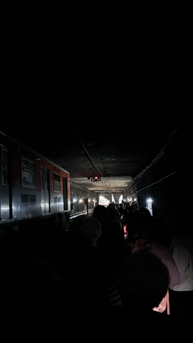 Viajar en en <a href="/MetroCDMX/">MetroCDMX</a> es jugarse la vida, de nuevo malas noticias, están desalojando a los que quedaron  atrapados en la intersección de Pino Suárez y Zócalo caminan por las vías en la oscuridad de la insertidumbre.