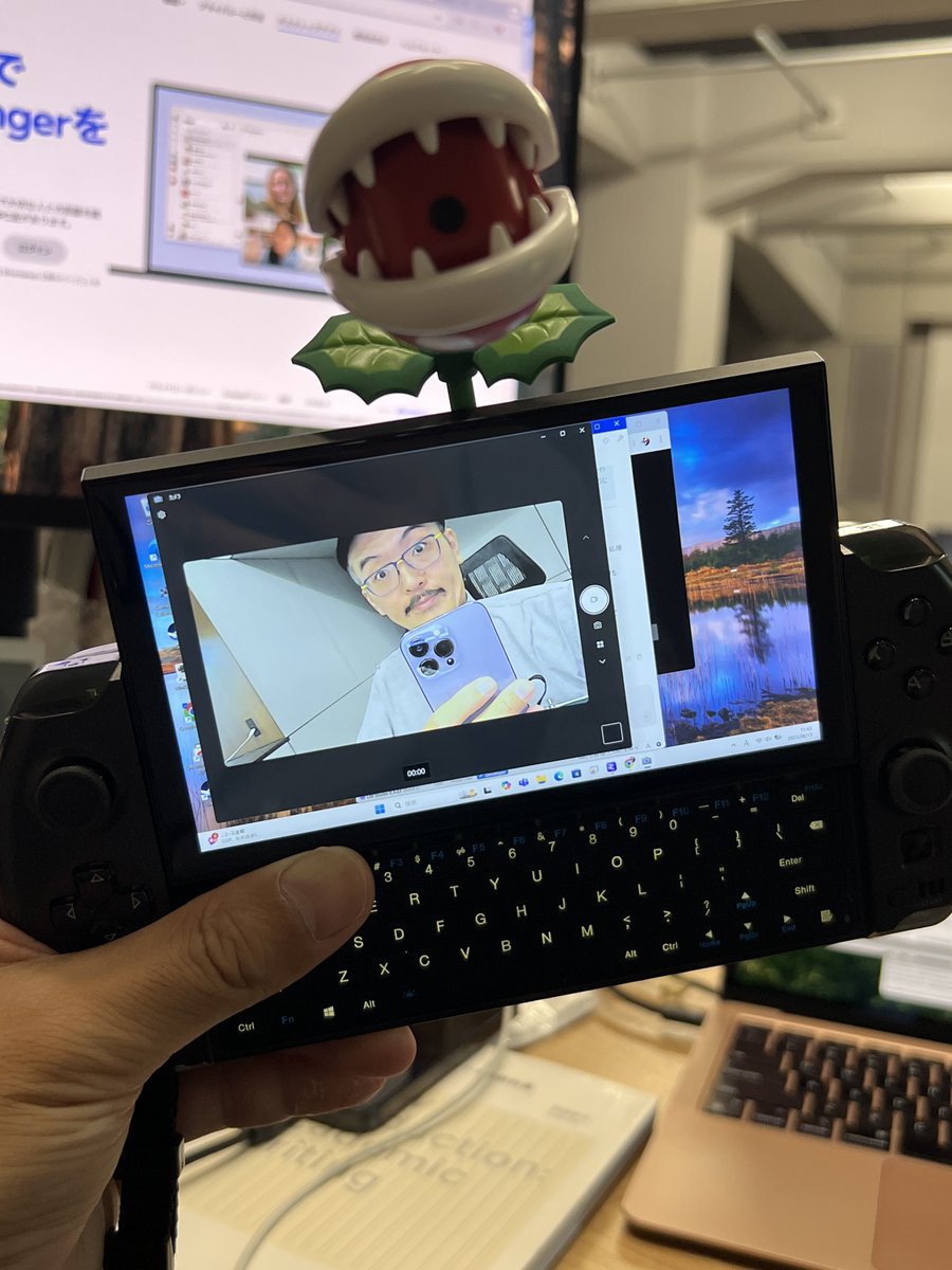 qramo's tweet photo. GPD WIN4 ウェブカメラが無いことだけが盲点で、残念だったんだけれど、これ似合いすぎて草生えた🌱
#GPDWIN4 #webcamera #パックンフラワー https://t.co/AYPP0MV2yl