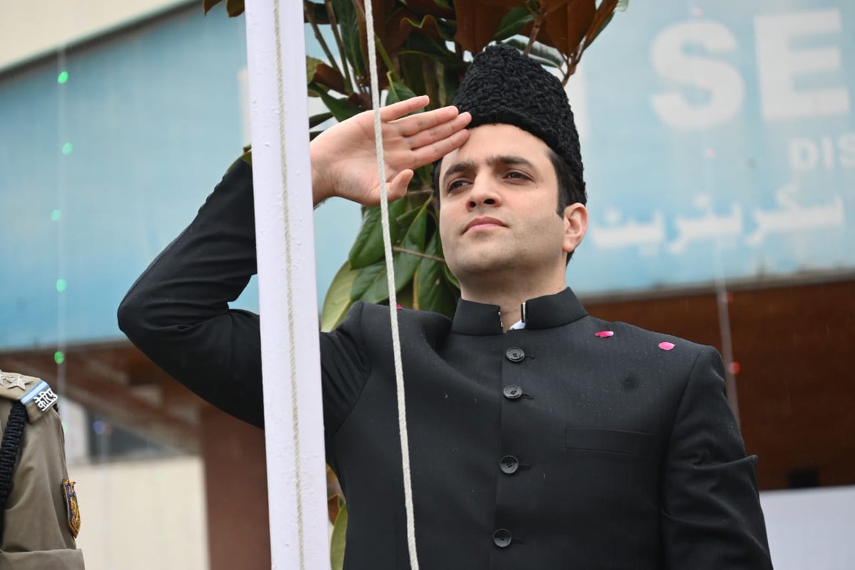 DioKulgam's tweet photo. 79th #IndependenceDay Celebrations at #Kulgam 
#DCKulgam, @AtharAamirKhan (IAS) hoisted the Tricolour at the #MiniSecretariat, paid rich tributes to freedom fighters &amp; heroes,highlighted the district’s developmental progress &amp; implementation of schemesensuring growth&amp; prosperity. https://t.co/yMUj0LITjd