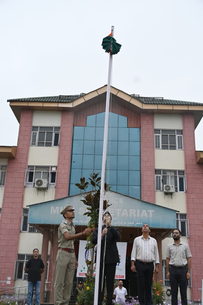 DioKulgam's tweet photo. 79th #IndependenceDay Celebrations at #Kulgam 
#DCKulgam, @AtharAamirKhan (IAS) hoisted the Tricolour at the #MiniSecretariat, paid rich tributes to freedom fighters &amp; heroes,highlighted the district’s developmental progress &amp; implementation of schemesensuring growth&amp; prosperity. https://t.co/yMUj0LITjd