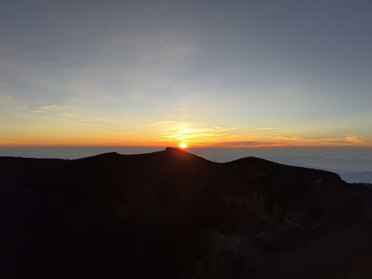 mt223guide's tweet photo. お盆中、荒天が続きましたが、ようやくきれいな御来光を見ることができました。これからの富士山は、冷え込むことが多くなり、動いていないとすぐ体が冷えます。更に低体温症に注意です。軽装はダメ、ですよ。

#富士山 #mtfuji #富士宮口 https://t.co/r1M6XkYrO5
