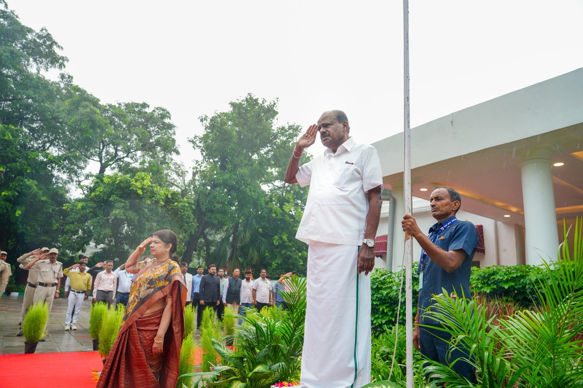hd_kumaraswamy's tweet photo. 79ನೇ ಸ್ವಾತಂತ್ರ್ಯ ದಿನೋತ್ಸವದ ನಿಮಿತ್ತ 
ನವದೆಹಲಿಯ ಗೃಹ ಕಚೇರಿಯಲ್ಲಿ ಹೆಮ್ಮೆಯ ರಾಷ್ಟ್ರಧ್ವಜವನ್ನು ಹಾರಿಸುವ ಮೂಲಕ ರಾಷ್ಟ್ರಕ್ಕೆ ಗೌರವ ಸಮರ್ಪಣೆ ಮಾಡಲಾಯಿತು.
#IndependenceDay 
#IndependenceDay2025 
#JaiHind #AatmanirbharBharat #ViksitBharat2047 #NationFirst https://t.co/eLg4L45JKM