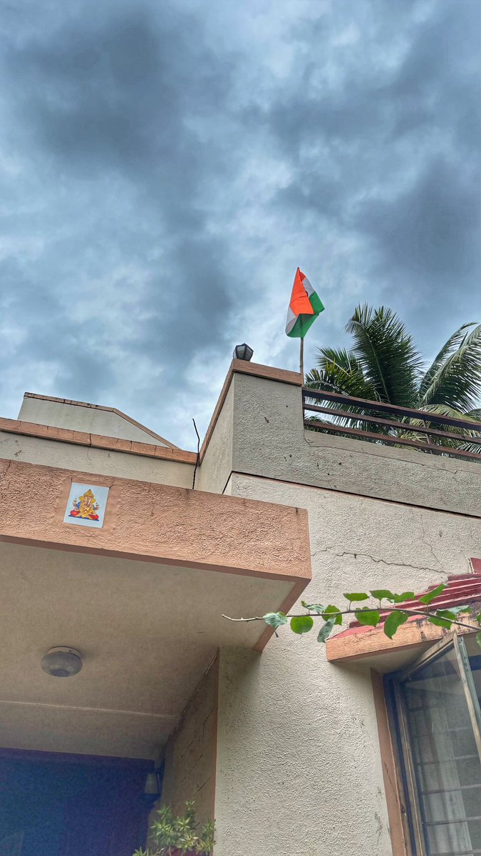 तुजसाठी मरण ते जनन
तुजविण जनन ते मरण
तुज सकल चराचर शरण
स्वतंत्रते भगवती । त्
वामहं यशोयुतां वंदे ।।
🫡