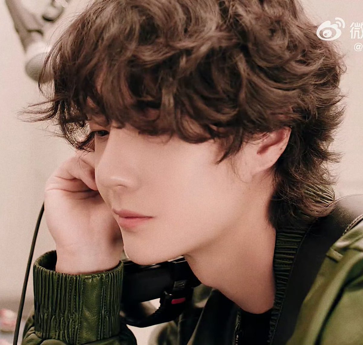 Jimmy Choo 🥹 THANK YOU FOR THIS GORGEOUS BOBO AND HIS CUTE LIL 羊毛卷😭

The person who suggested this hair is a GENIUS HONESTLY