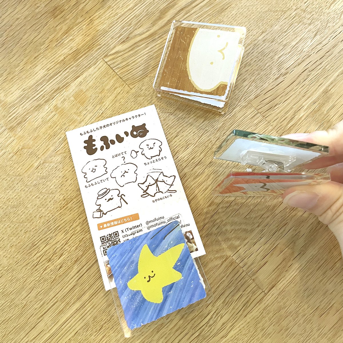 プライズ化決定🎉GiGOクリエイターズクレーンで「もふいぬ」がプライズ化します！
アイテムの一つ「アクリルスタンドクリップ」をご紹介✨
メモを挟んでメッセージを残したり、お気に入りの写真を飾ったりできる実用的なアイテムです！表と裏で絵柄が違うのでその日の気分で変えて楽しんでくださいね☺️