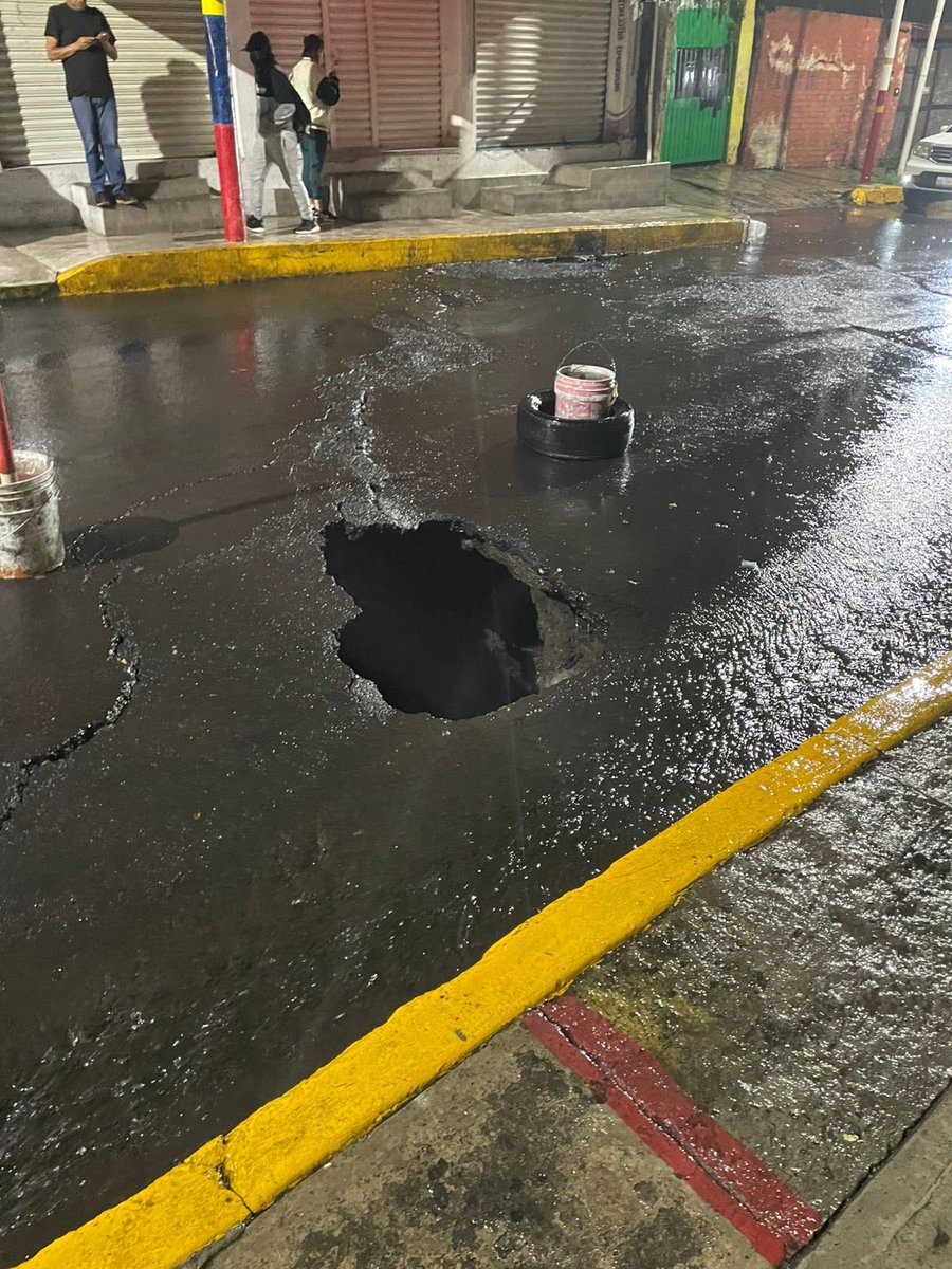 olivarincon's tweet photo. Así en la calle Ricardo Flores Magón #10. Col. Santiago Zapotitlán. Alcaldía Tláhuac. Tenga cuidado al pasar. @GobCDMX @TlahuacRenace . https://t.co/XtccsTwDv3