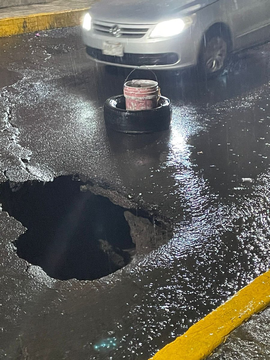 olivarincon's tweet photo. Así en la calle Ricardo Flores Magón #10. Col. Santiago Zapotitlán. Alcaldía Tláhuac. Tenga cuidado al pasar. @GobCDMX @TlahuacRenace . https://t.co/XtccsTwDv3