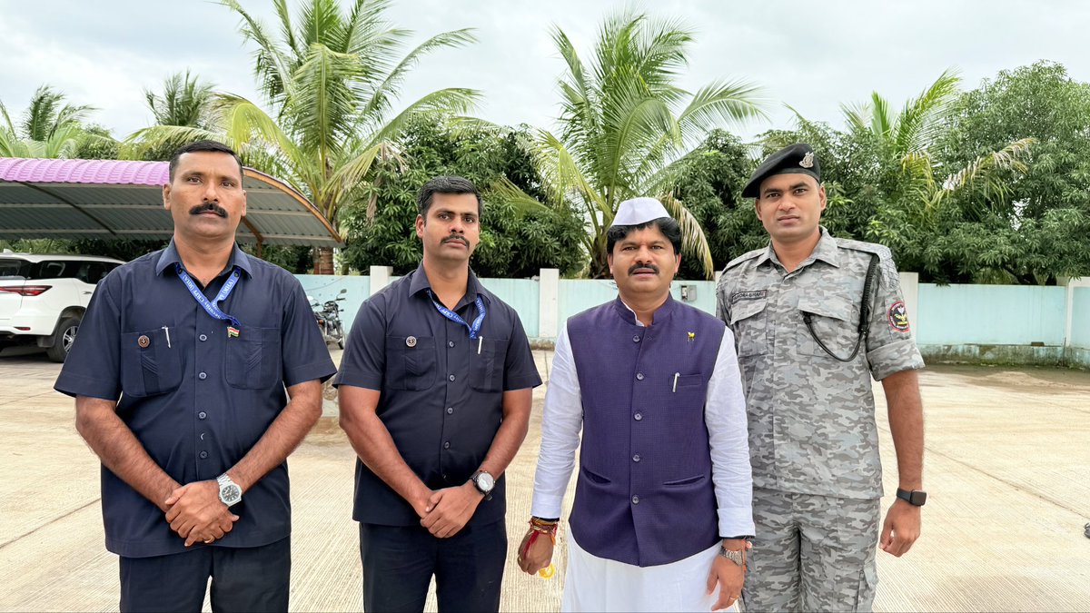 आज झरे येथे माझ्या निवासस्थानी राष्ट्रध्वजाचे वंदन करण्याचा सन्मान लाभला.
तिरंगा फडकताना डोळ्यांसमोर आपल्या स्वातंत्र्यसैनिकांचे बलिदान, वीर जवानांचे शौर्य आणि देशाच्या प्रगतीसाठी लढणाऱ्या प्रत्येक नागरिकांची प्रेरणादायी कथा उभी राहिली.

🇮🇳 जय हिंद! जय भारत! 🇮🇳