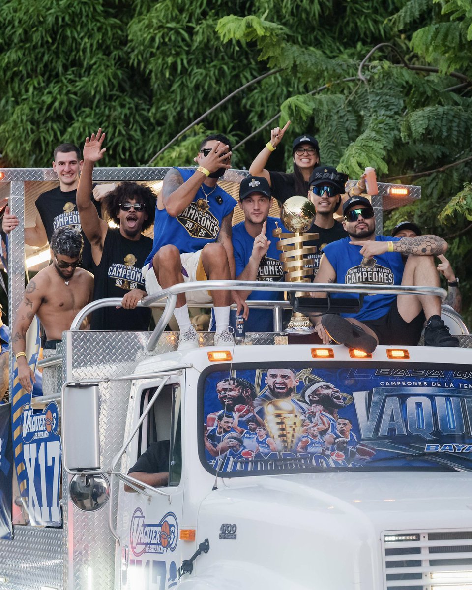VaquerosBSN's tweet photo. ¡Así se celebra en Bayamón! 😎🏆

#VaquerosBSN https://t.co/KAMyhB4nCw