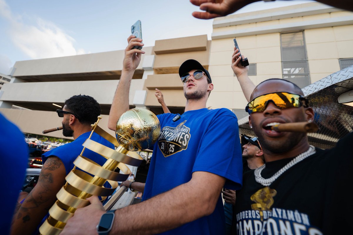 VaquerosBSN's tweet photo. ¡Así se celebra en Bayamón! 😎🏆

#VaquerosBSN https://t.co/KAMyhB4nCw
