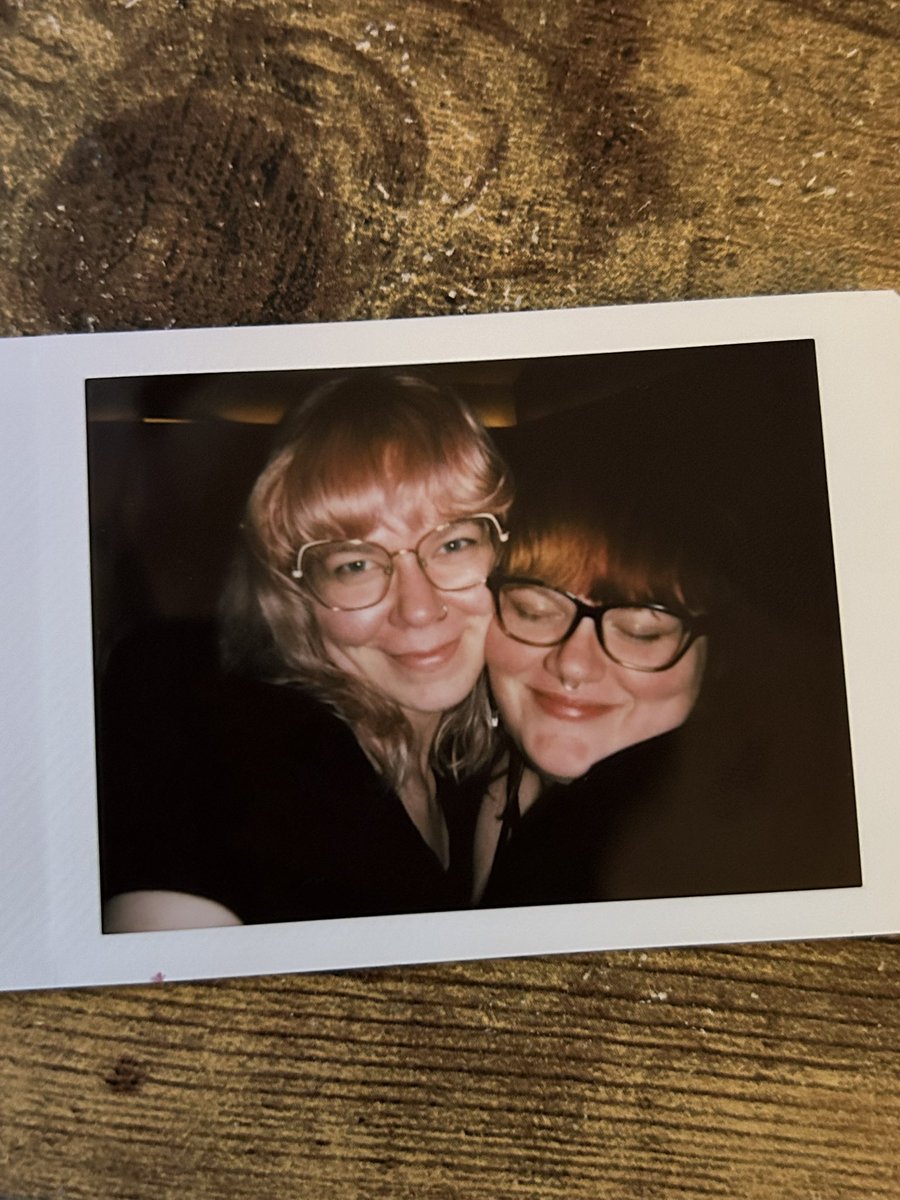 b_green95's tweet photo. I get to see my best friend in SEVEN DAAAAAAYS @xRayChill https://t.co/vGNfYIs4bx