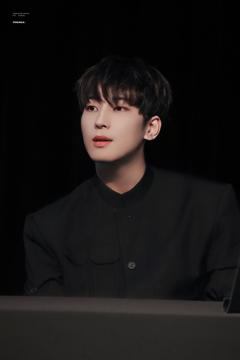 원우 일자턱 좋아아 .. 보험들었겠지 😭