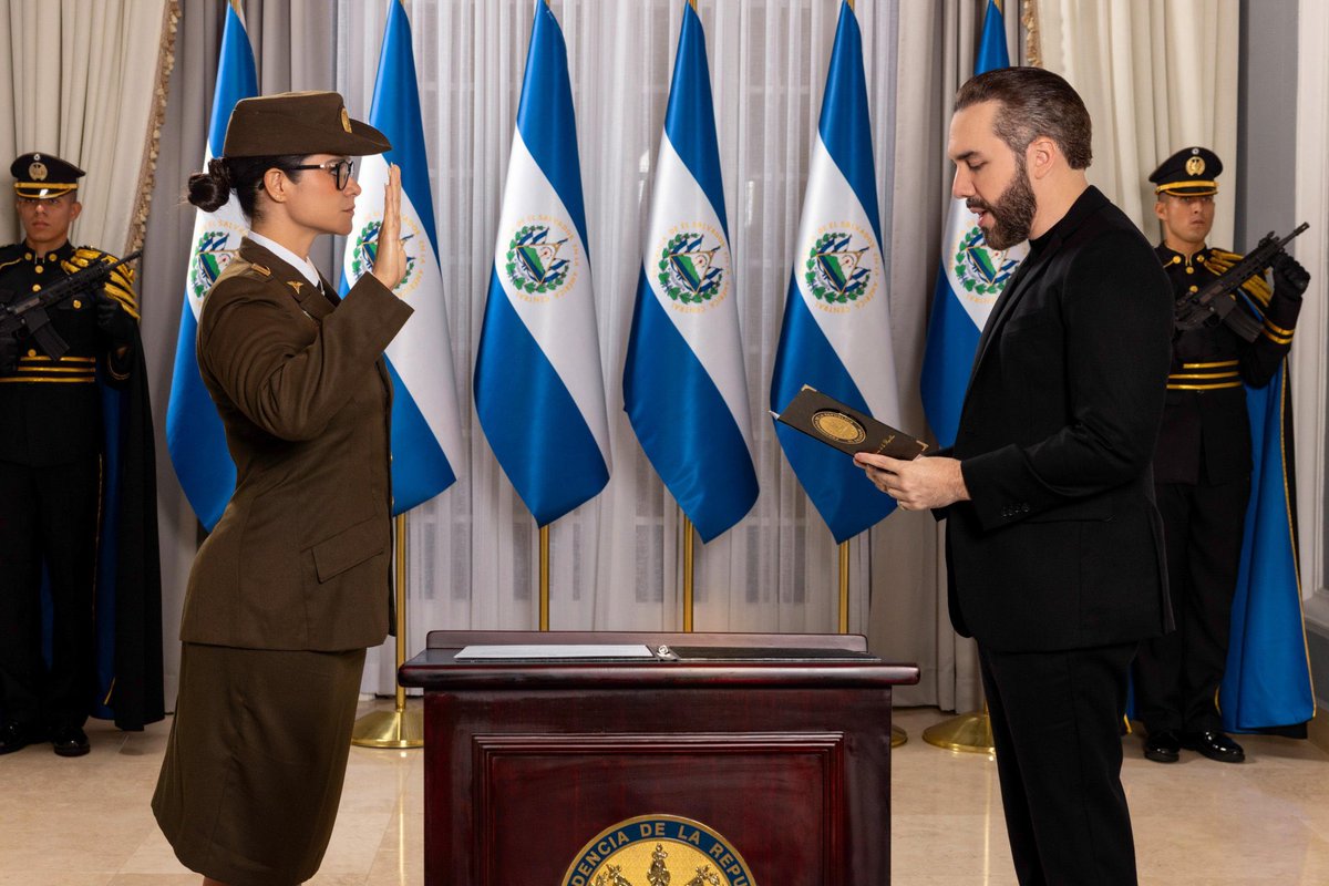 ¡Qué vergüenza que los profesionales no tengan oportunidad porque tienen que comprar a la FAES⚠️

Aunque sea el uniforme se hubiera cambiando. Solo le faltó tener el fusil colgado al hombro. 😬