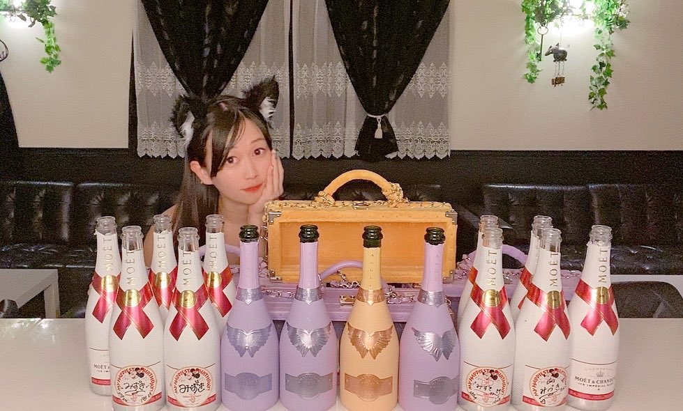 mmmizuki_b's tweet photo. 10月25日土曜日、31日金曜日

【Mizuki Birthdayevent】

シャンパン予約特典です🥂✩ﾟ✧*｡

周年終わったばかりの告知で心苦しいのですが、、

1年に1度のお誕生日

お祝いしていただけると幸せです.｡♡*

予約締切は9月25日
ご予約はメッセージください💌

どうか、よろしくお願いします🐈‍⬛✨ https://t.co/VqtiTZMypu