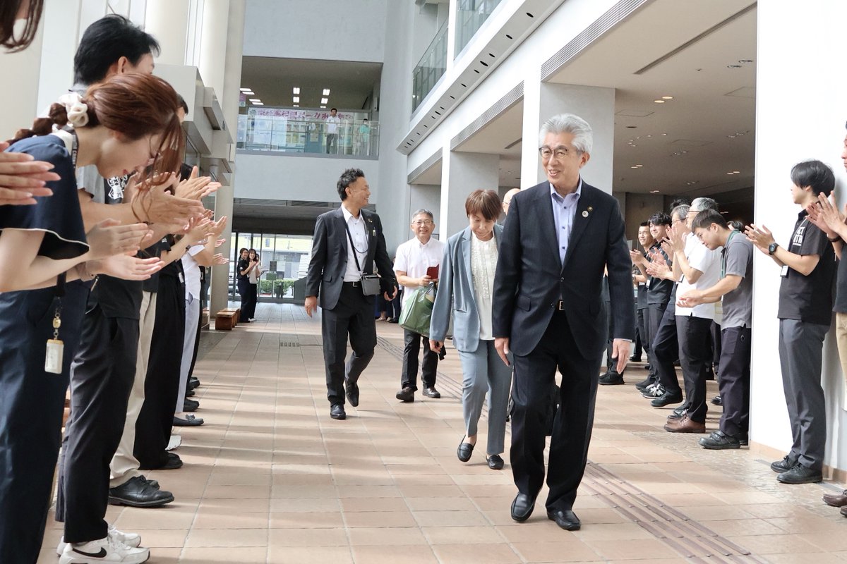 hozumi_masanobu's tweet photo. 昨日は弘前商工会議所の皆様、そして、本日は櫻田弘前市長にお越しいただきました。路地裏のガイドツアーや弘前城ダンスフェスなど、観光資源の活用法について意見を交わしました。地元では当たり前の風景も観光客には新鮮。本市でも魅力を再発見し、まちを盛り上げていきましょう!
#shirofes https://t.co/6IWrcPMlWn
