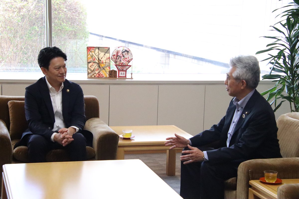 hozumi_masanobu's tweet photo. 昨日は弘前商工会議所の皆様、そして、本日は櫻田弘前市長にお越しいただきました。路地裏のガイドツアーや弘前城ダンスフェスなど、観光資源の活用法について意見を交わしました。地元では当たり前の風景も観光客には新鮮。本市でも魅力を再発見し、まちを盛り上げていきましょう!
#shirofes https://t.co/6IWrcPMlWn