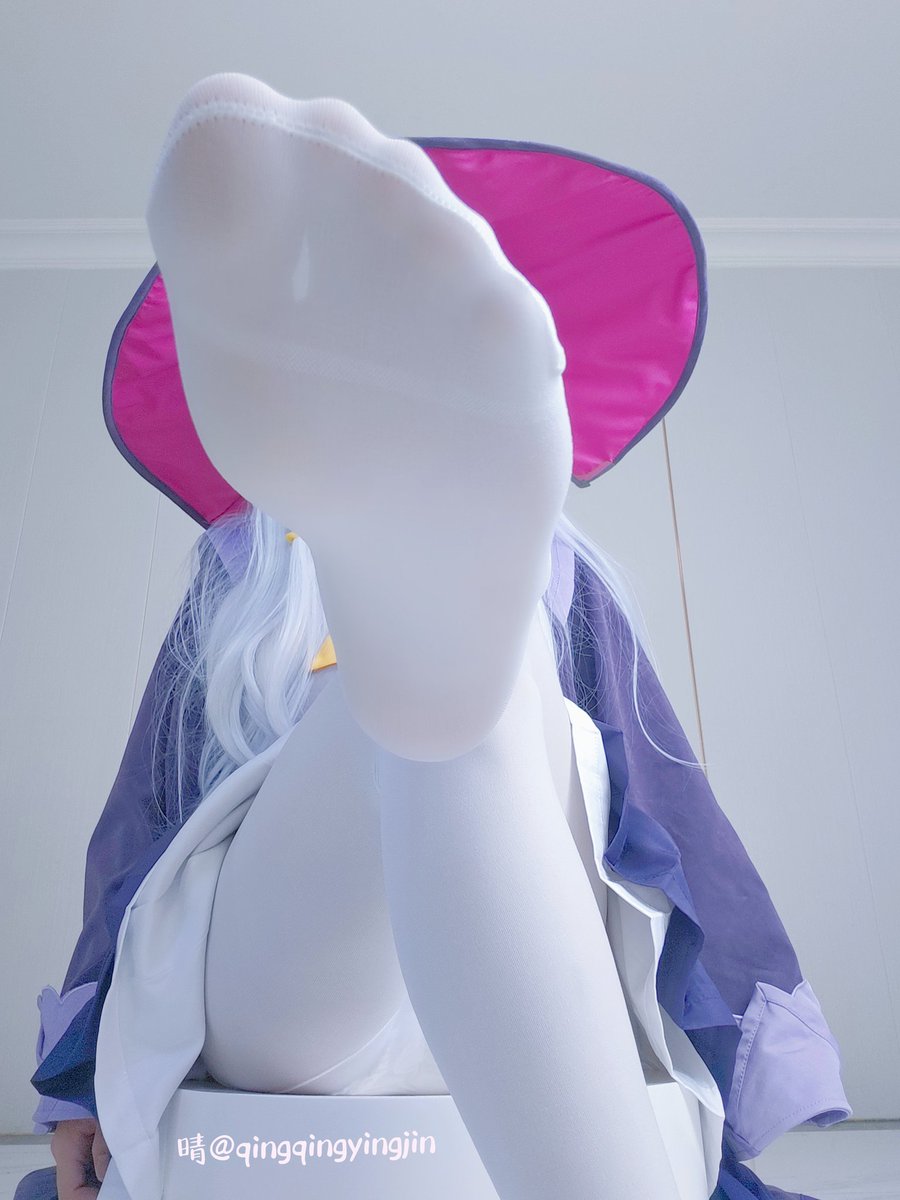 看什么看，是不是想被伊蕾娜白丝小脚踩在脚底下？贱东西！喜不喜欢晴妈的白丝脚底？想不想被晴妈的脚底压制啊？废物！
#文媛 #调教 #白丝足底 #伊蕾娜 #男娘coser